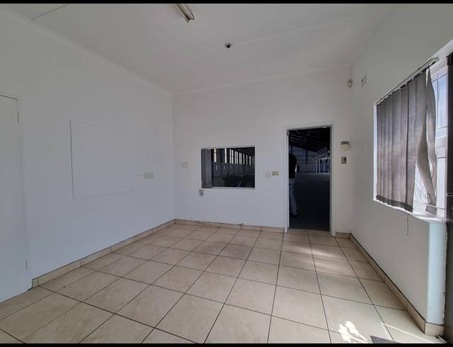 1,600M² WAREHOUSE TO LET IN TRIANGLE FARM